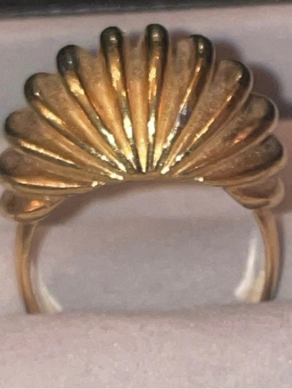 Source Unknown Gold Shell Fan Ring - Picture 1 of 3